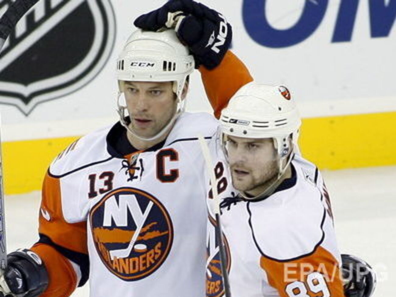 Майк Комри (справа) уверяет, что женщина, которая обвиняет его в изнасиловании, сама хотела секса