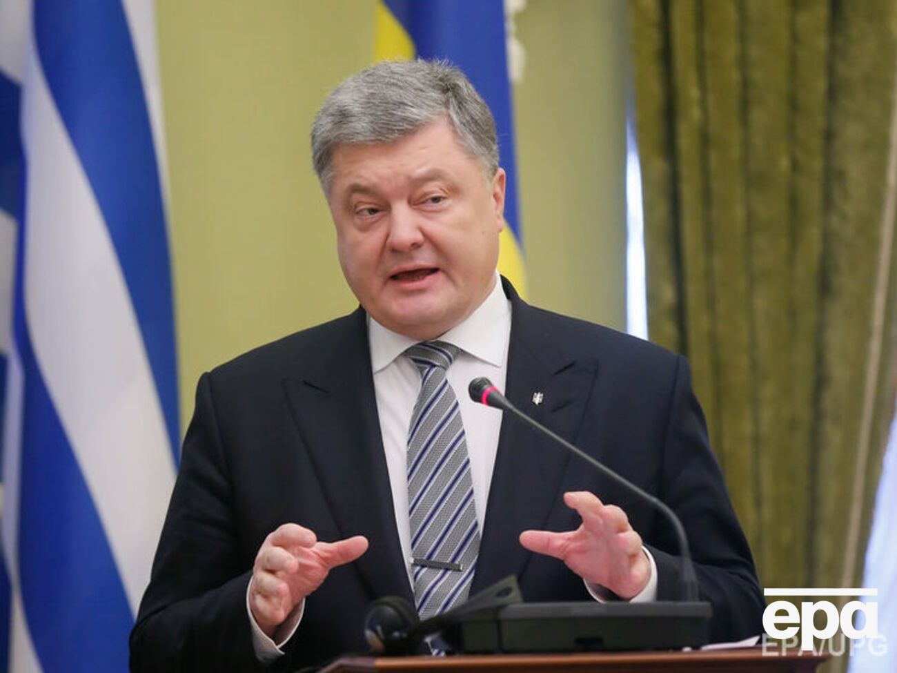 Порошенко: Кабмин урежет список товаров, допускаемых к перевозке через линию соприкосновения