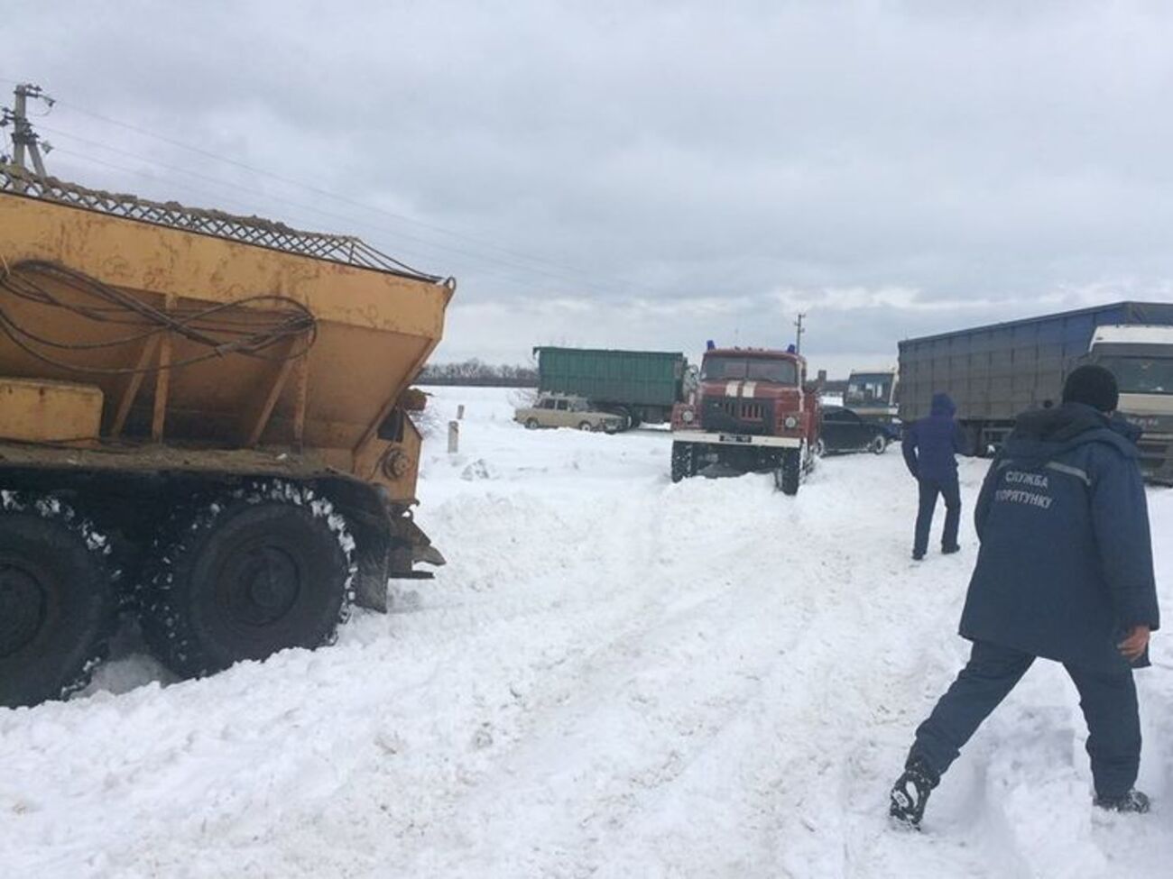 Всего из снежных заносов были освобождены восемь автобусов, 35 микроавтобусов, пять грузовых автомобилей и 42 легковых авто