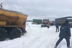 Всего из снежных заносов были освобождены восемь автобусов, 35 микроавтобусов, пять грузовых автомобилей и 42 легковых авто
