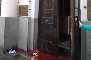У входа в институт нацпамяти разлили красную краску