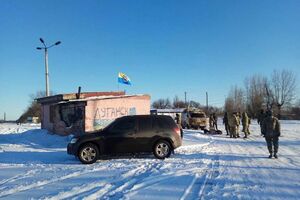 Перший блокпост був установлений активістами в селі Золоте Луганської області