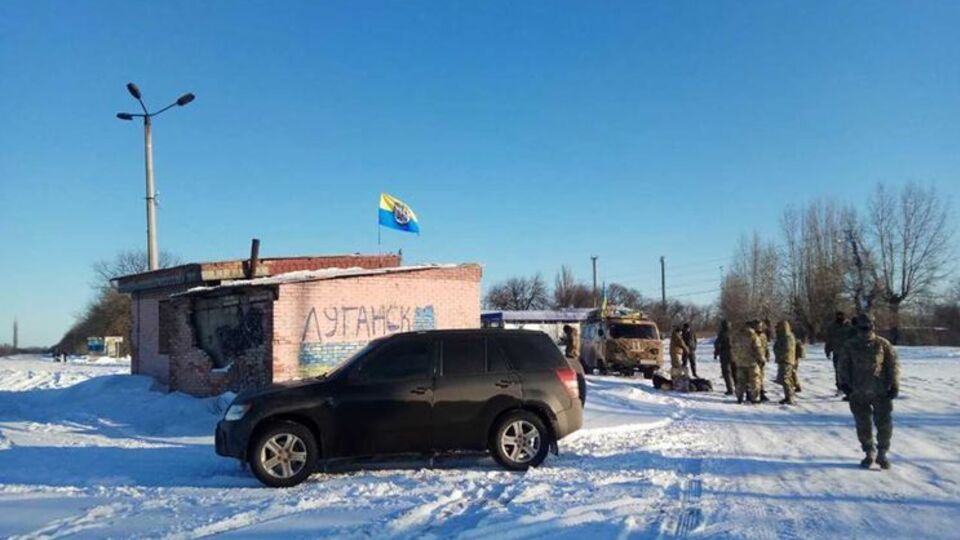 Перший блокпост був установлений активістами в селі Золоте Луганської області
