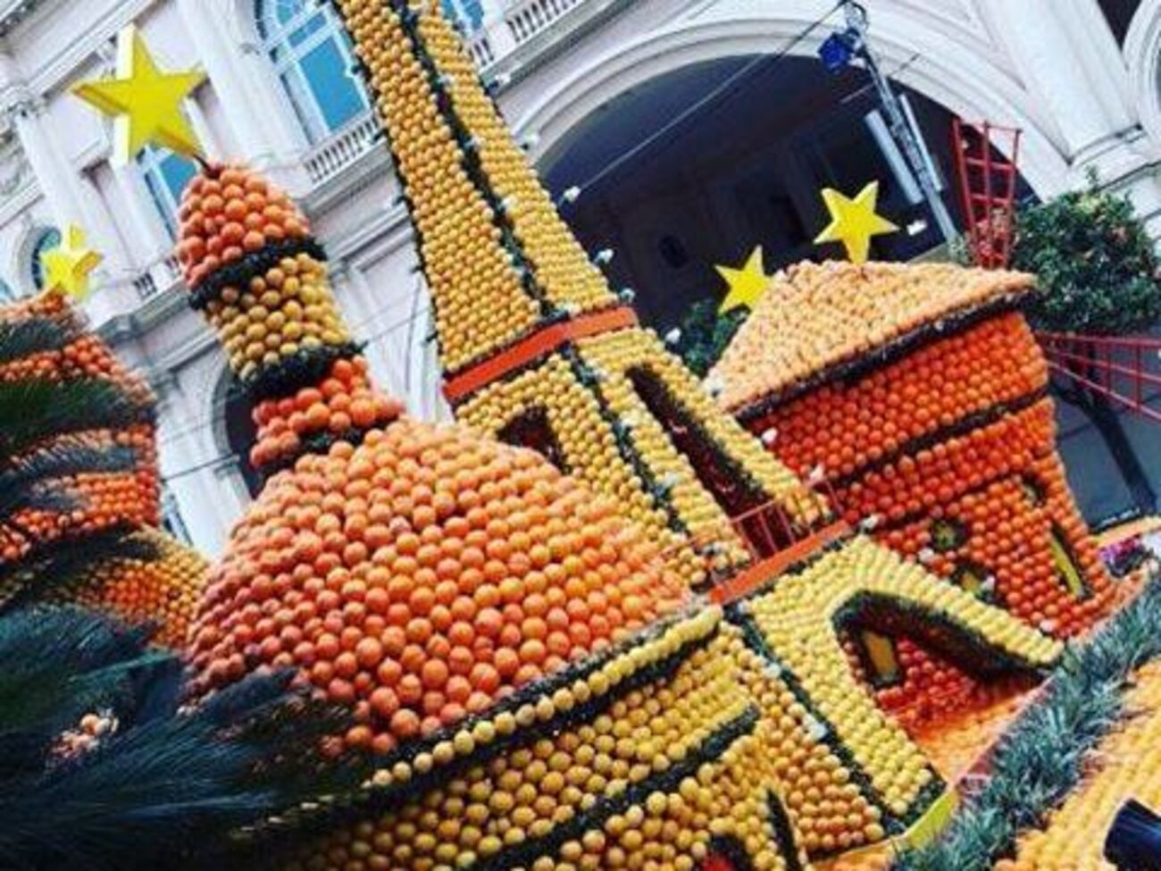 Фестиваль лимонно-апельсинових скульптур проходить у Франції