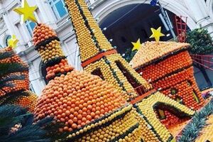 Фестиваль лимонно-апельсиновых скульптур проходит во Франции