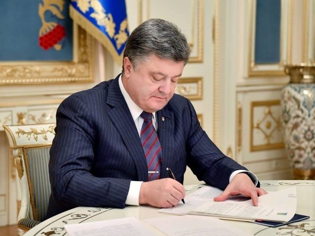 Порошенко ввів у дію рішення РНБО