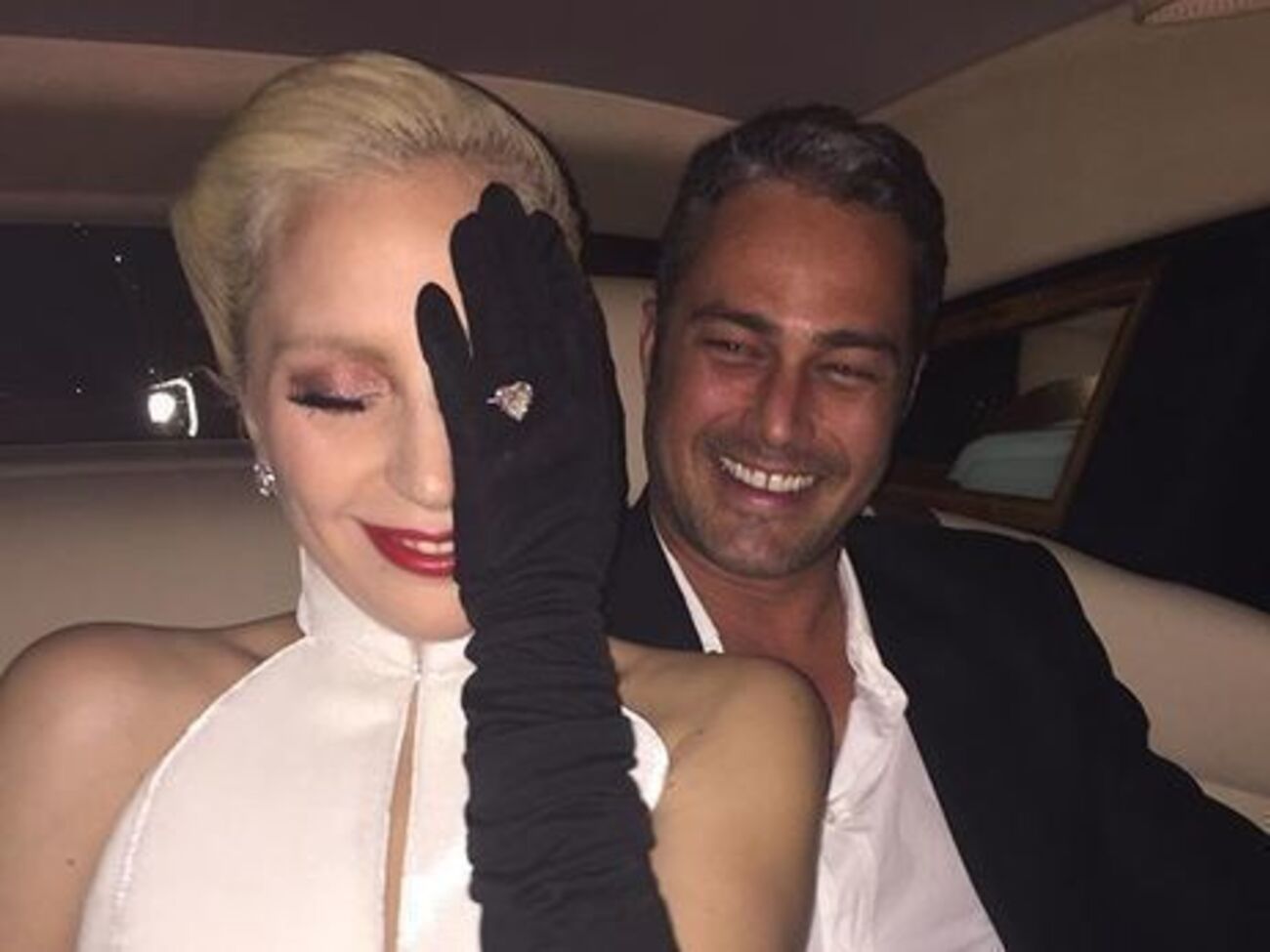 При расставании с Кинни Леди Гага решила не оставлять кольцо, подаренное им --- СМИ