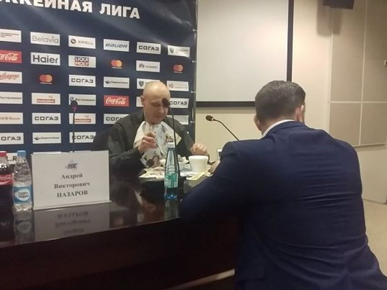 Журналист съел газету из-за проигранного спора