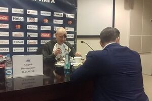 Журналист съел газету из-за проигранного спора