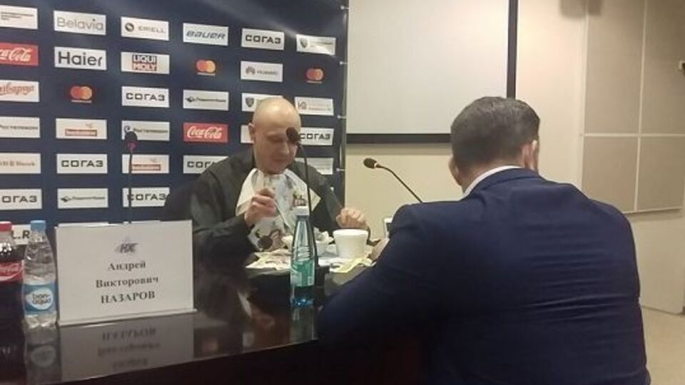 Журналіст з'їв газету через програне парі