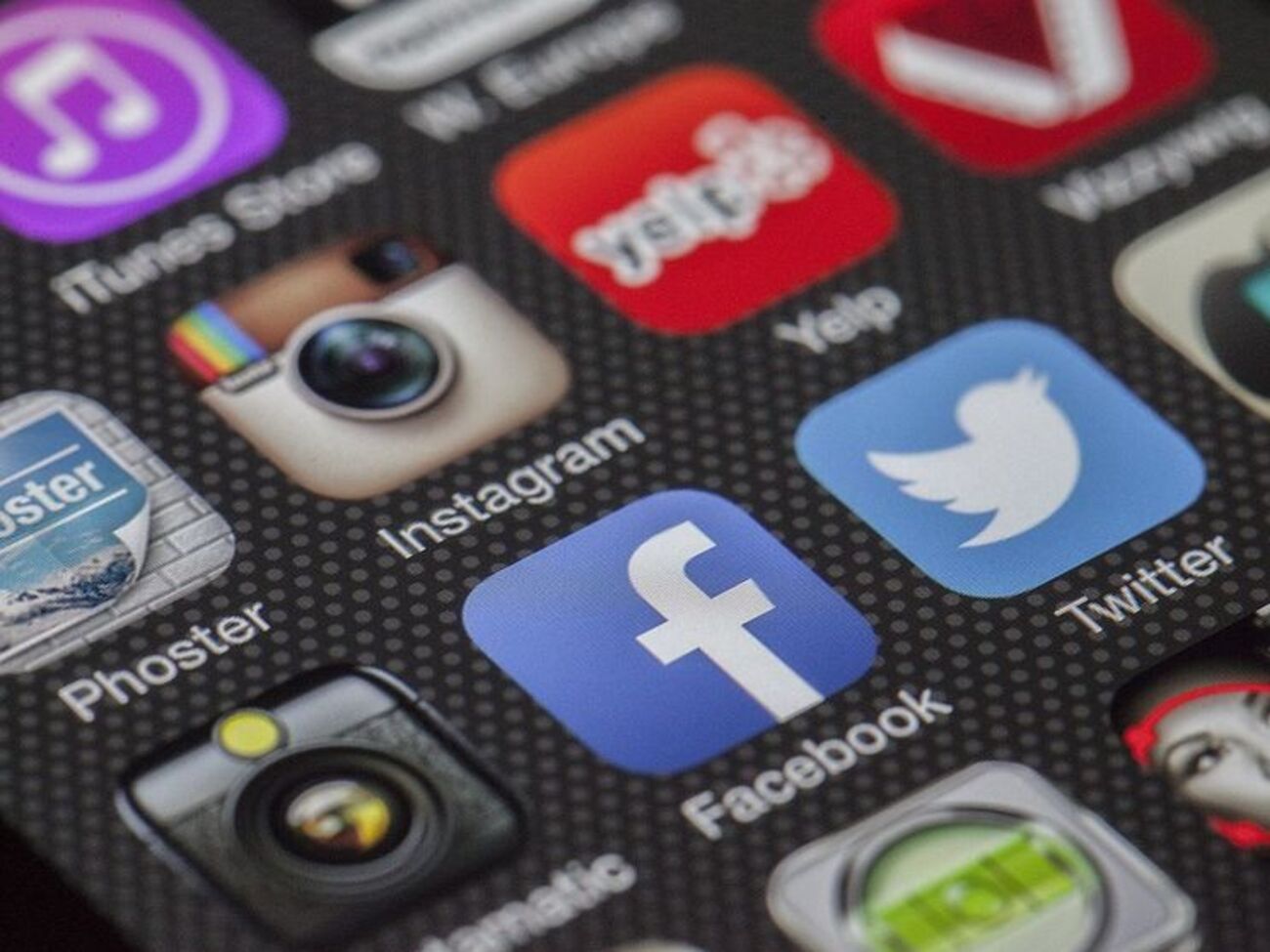 70% постов в Facebook министры делают в рабочее время