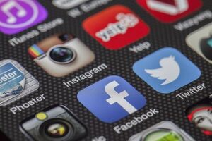 70% постов в Facebook министры делают в рабочее время