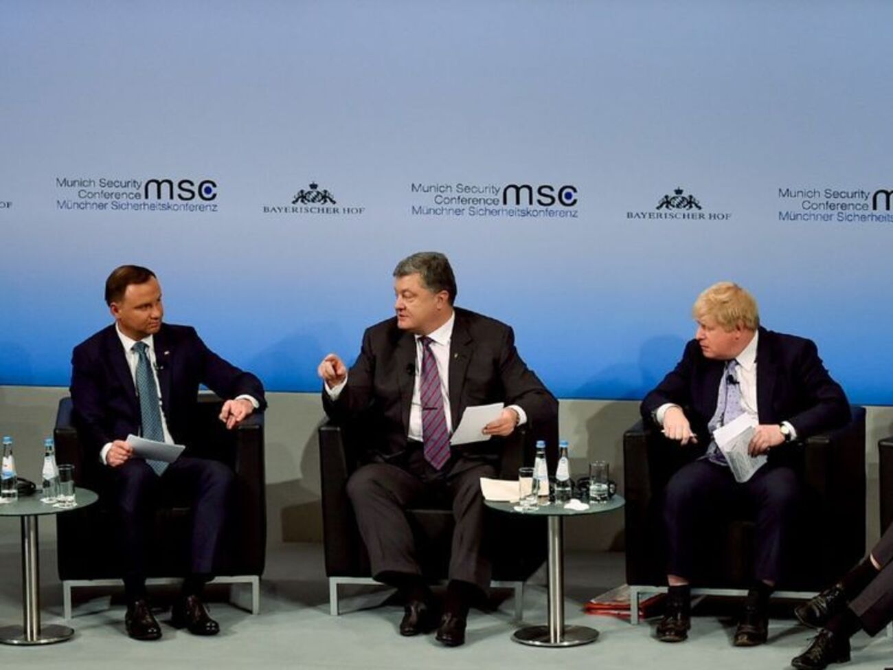 Порошенко отметил, что "невозможно быть президентом страны, которая воюет, и не быть оптимистом"