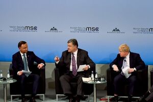 Порошенко отметил, что "невозможно быть президентом страны, которая воюет, и не быть оптимистом"