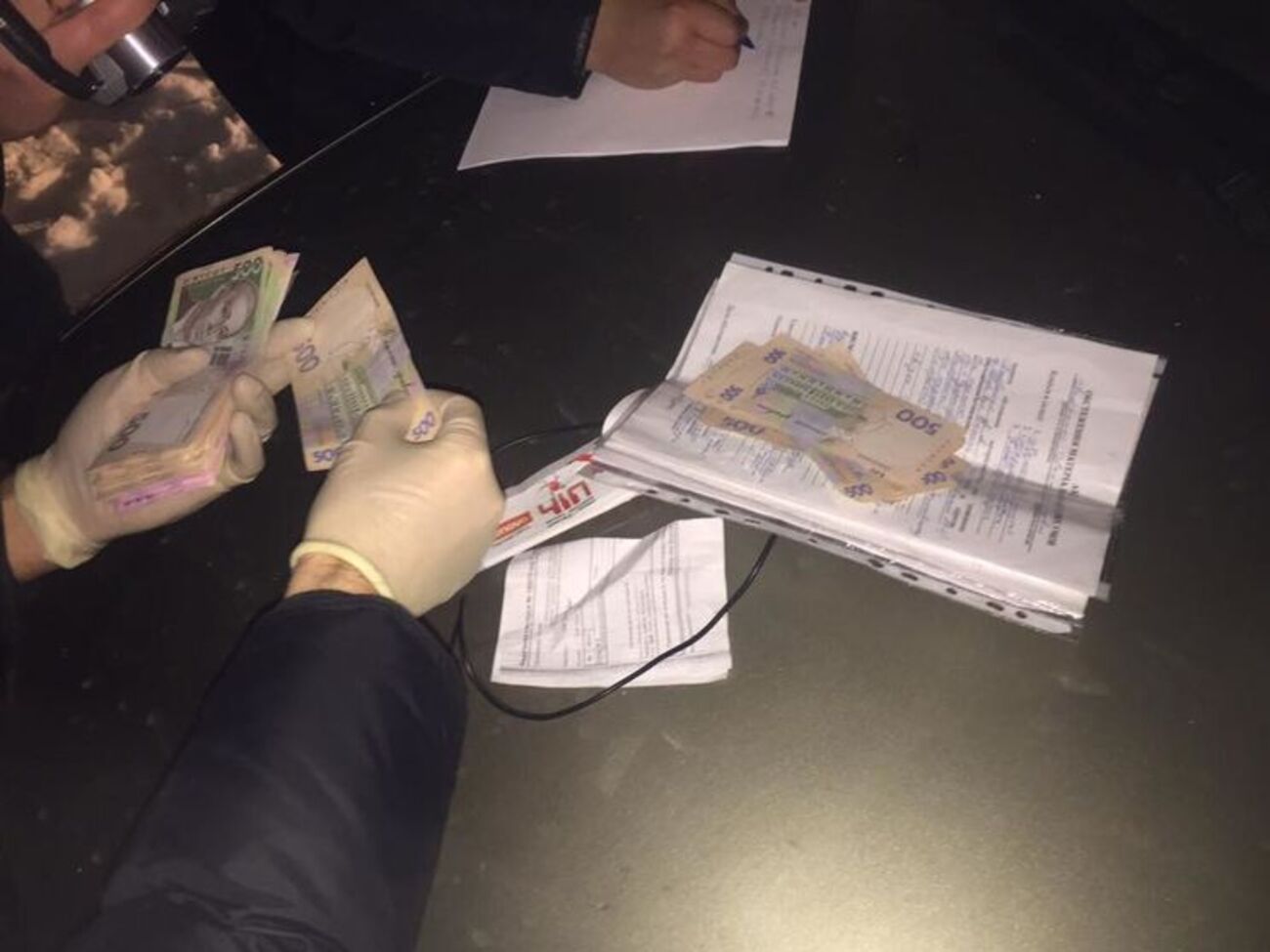 Поліцейський хотів отримати 22 тис. грн за повернення вилученого майна