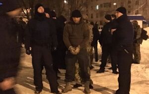 Около 10 участников конфликта вывели в наручниках