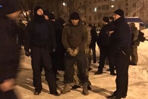Около 10 участников конфликта вывели в наручниках