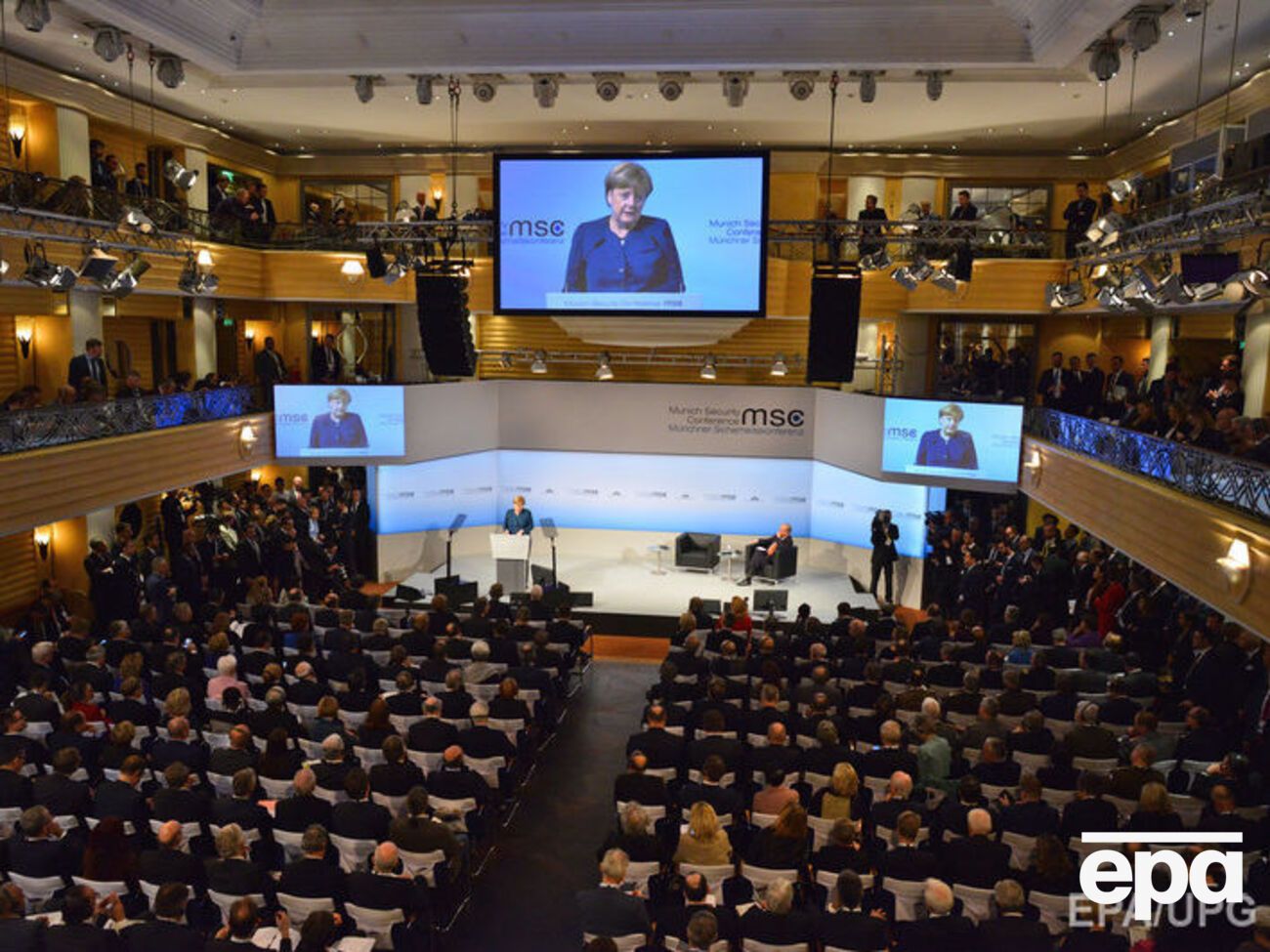 Меркель выступила за усиление восточного фланга НАТО