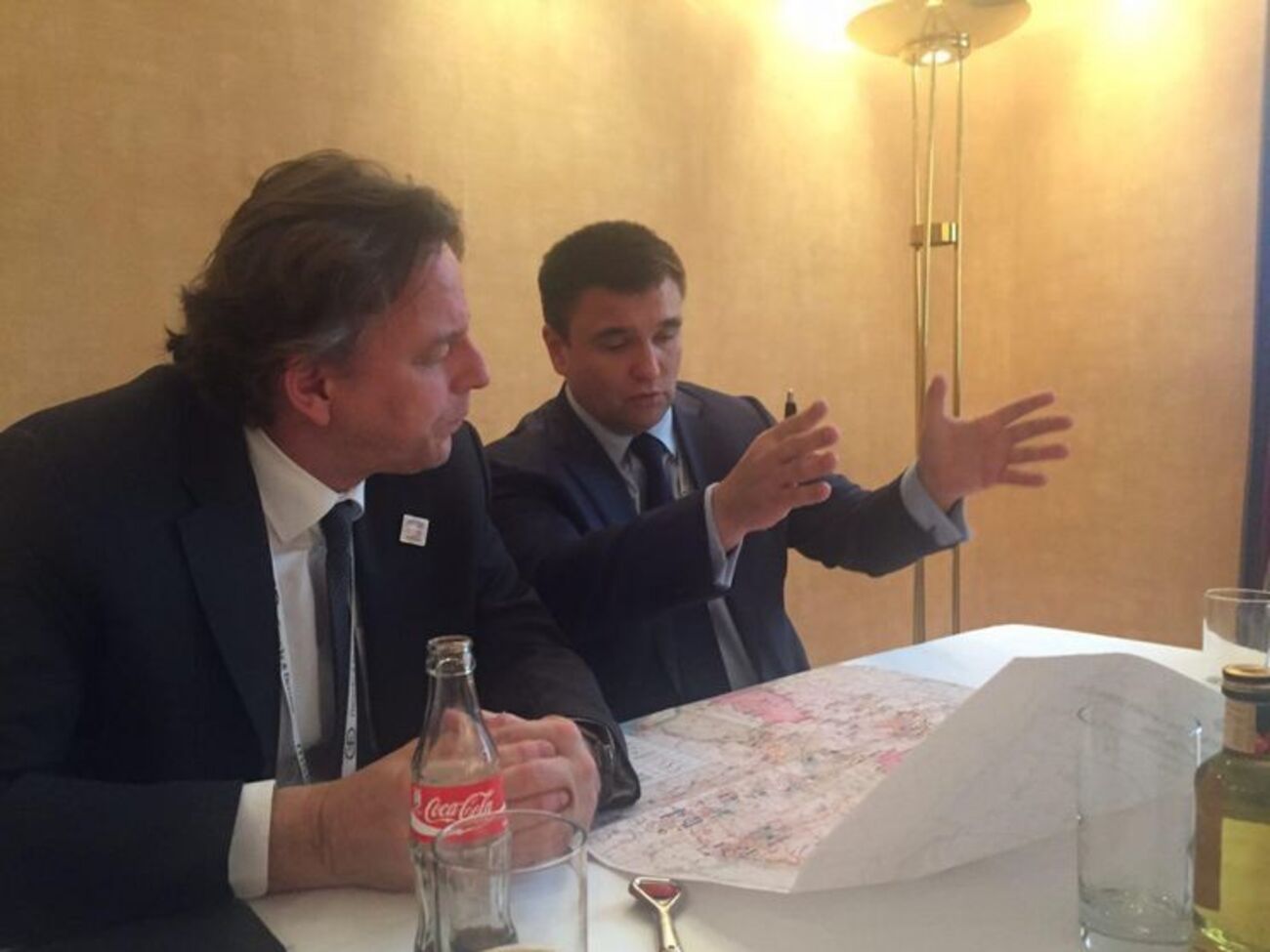 Кундерс и Климкин обсудили провокации в Авдеевке и пути урегулирования ситуации на Донбассе