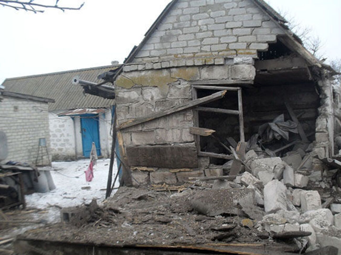 Обстрелы донецких боевиков повредили дома мирных жителей Трудовского