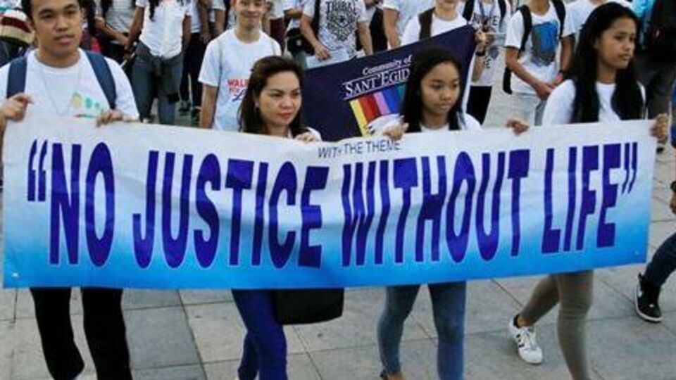 Филиппинцы вышли на протесты простив смертной казни