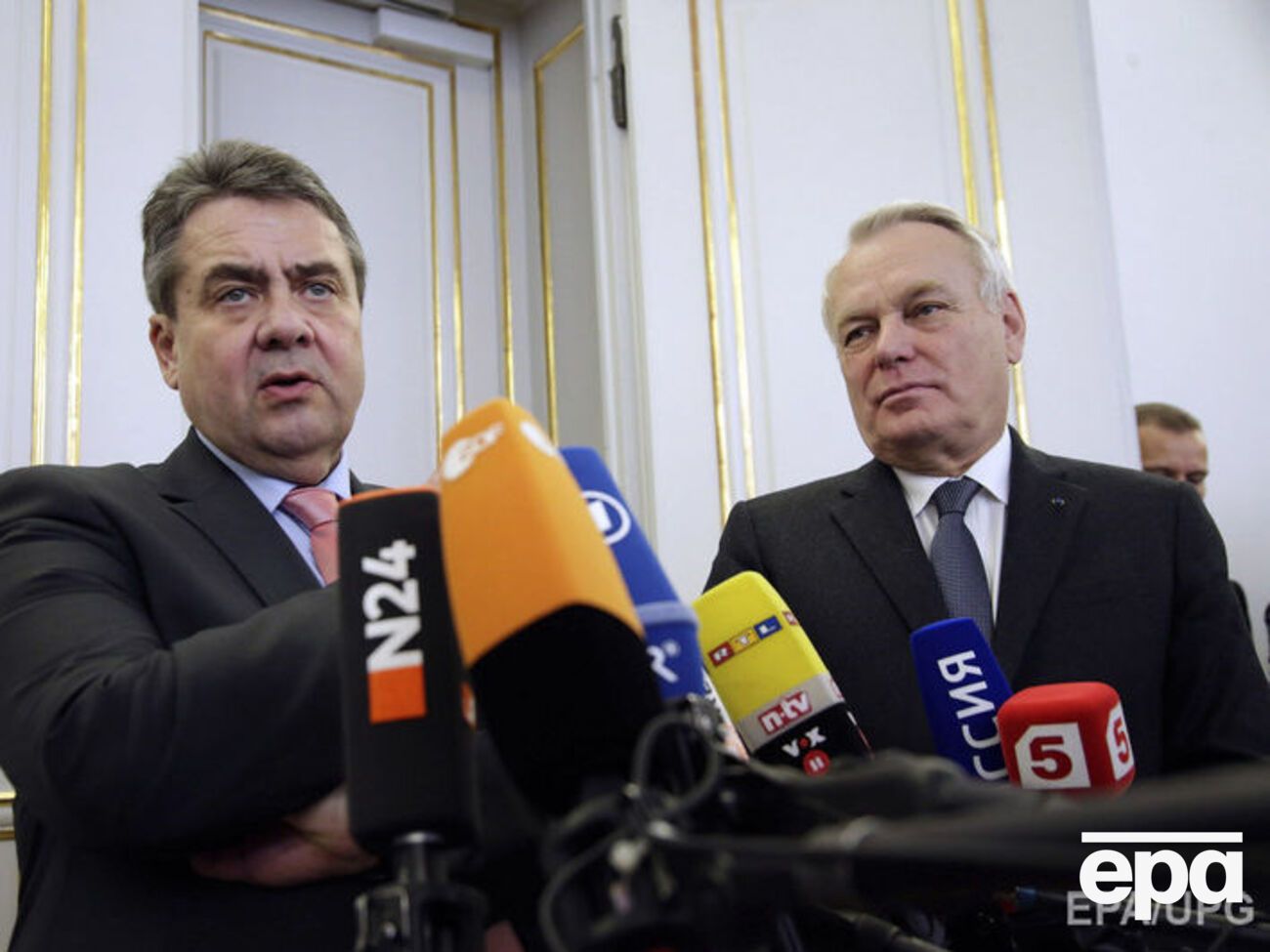 Эро (на фото справа) отметил, что дальнейшее продвижение в вопросе урегулирования конфликта на Донбассе &ndash; это "вопрос политической воли"