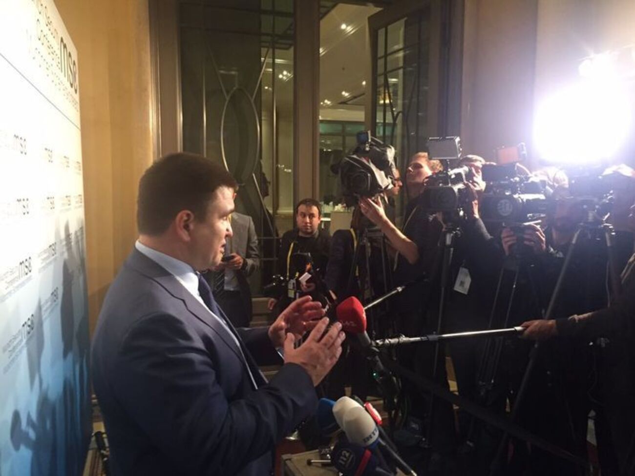 Климкин поблагодарил министра иностранных дел Германии Зигмара Габриеля, который "при температуре 40&deg;С очень последовательно вел" встречу в Мюнхене