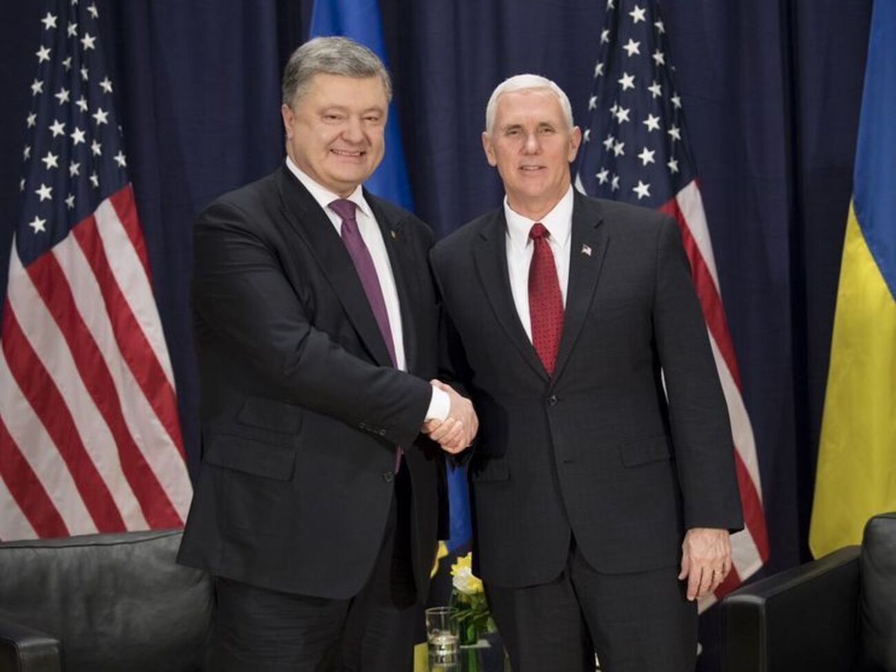 Вице-президент США Майк Пенс и президент Украины Петр Порошенко встретились в Мюнхене