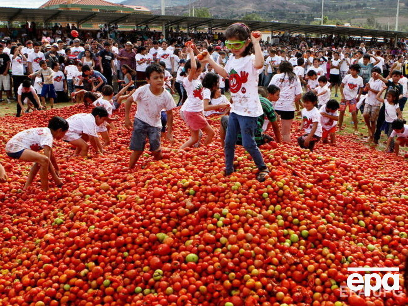 Участники фестиваля "Томатино" традиционно забросали друг друга помидорами