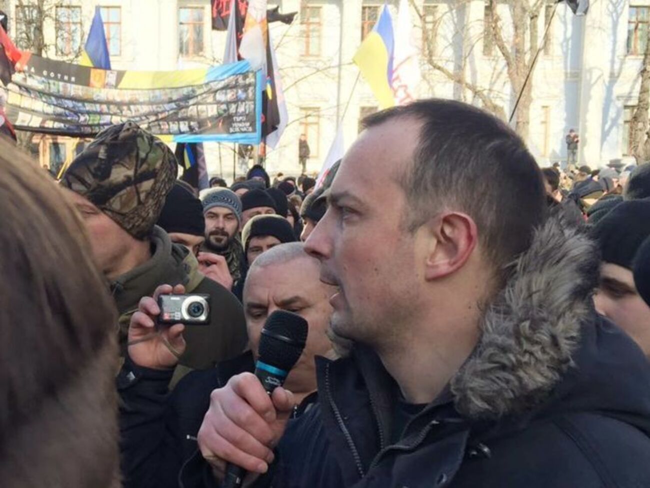 Соболев:&nbsp;Прямо здесь мы делаем лагерь. Потребуются люди, палатки, еда. На ночь нужны дрова