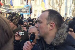 Соболев: Прямо здесь мы делаем лагерь. Потребуются люди, палатки, еда. На ночь нужны дрова