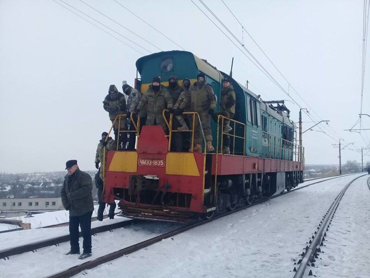 По словам Семенченко, на данный момент в блокаде задействовано около 100 человек