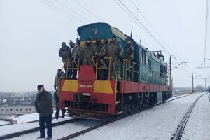 По словам Семенченко, на данный момент в блокаде задействовано около 100 человек
