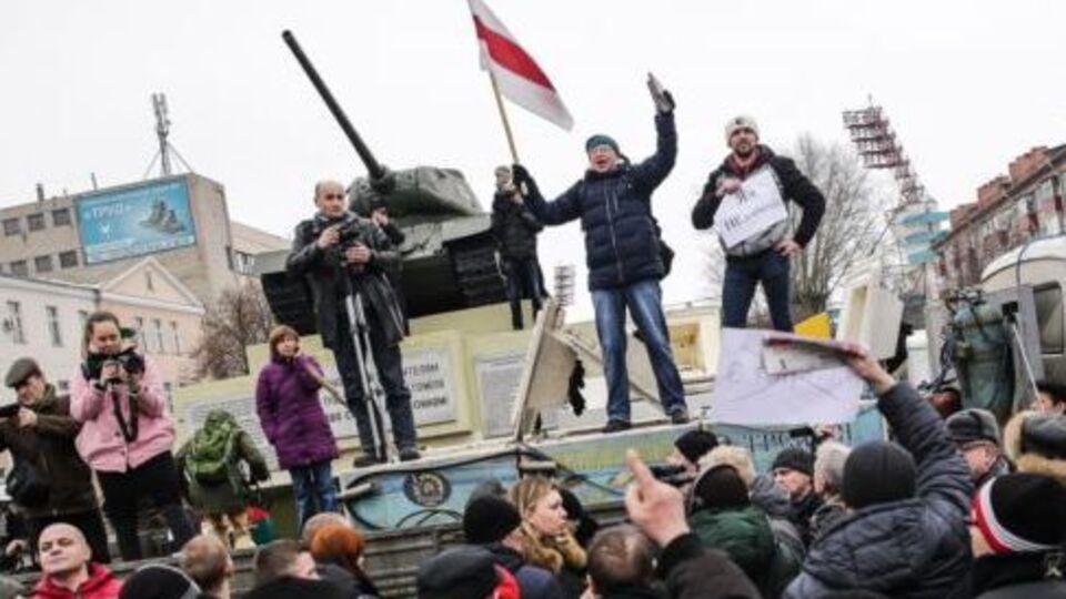 "Я не дармоїд!" Тисячі людей протестують у Білорусі проти декрету Лукашенка. Фоторепортаж