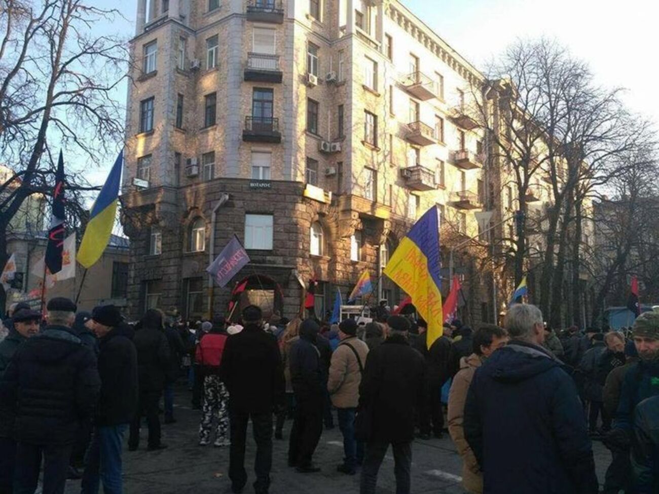 Всего митингуют около 200 человек
