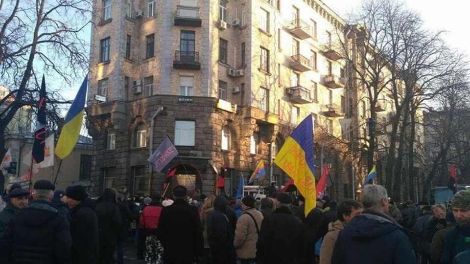 Всего митингуют около 200 человек