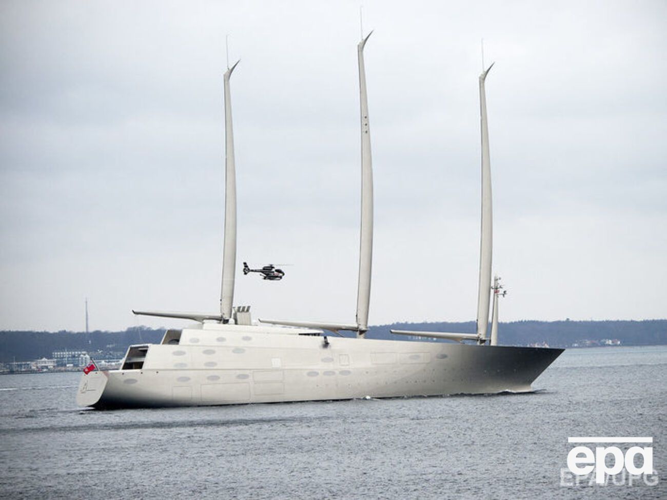 Крупнейшая в мире яхта российского олигарха попала под арест