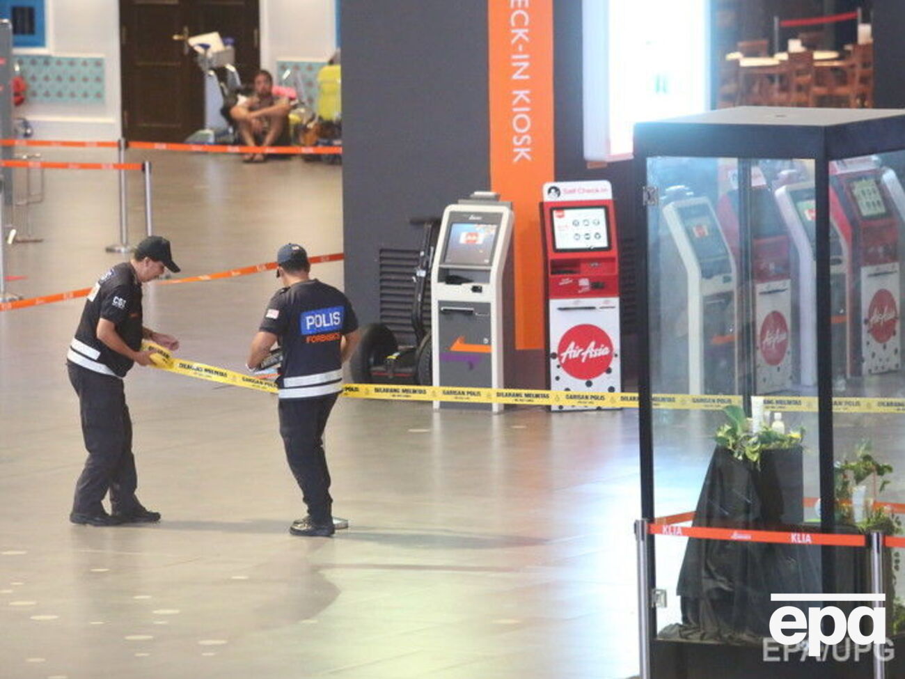 Представитель малайзийской полиции сообщил, что у мужчин были обычные паспорта, а не дипломатические