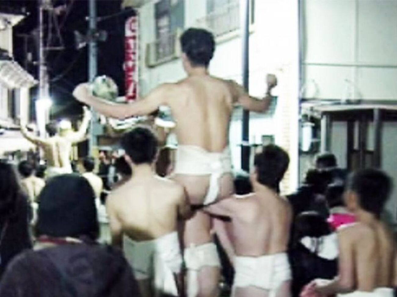 Мужчин, на которых были лишь набедренные повязки, собрались в храме в городе Окаяма