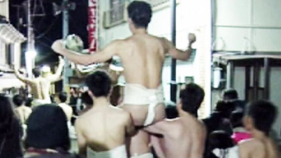 Мужчин, на которых были лишь набедренные повязки, собрались в храме в городе Окаяма