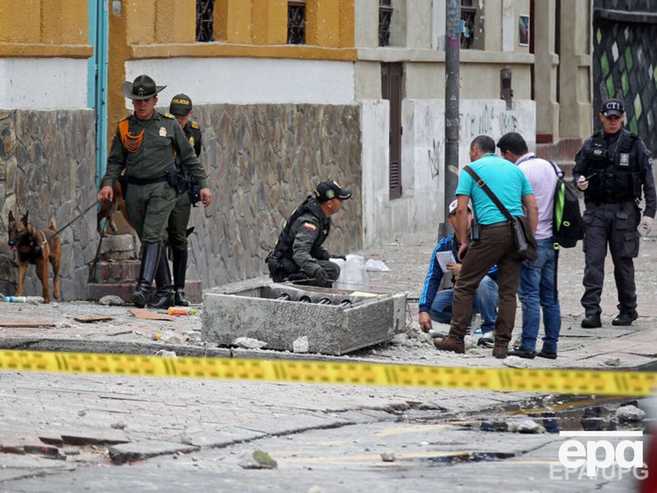 Эксперты изучают место, где была заложена взрывчатка