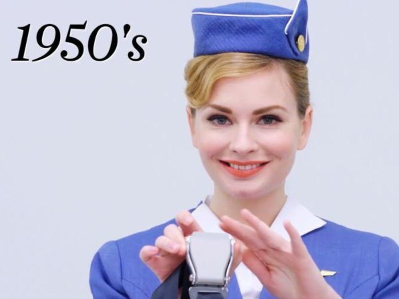 Модели представили униформу стюардесс, присущую разным десятилетиям