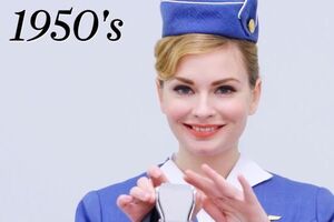 Модели представили униформу стюардесс, присущую разным десятилетиям