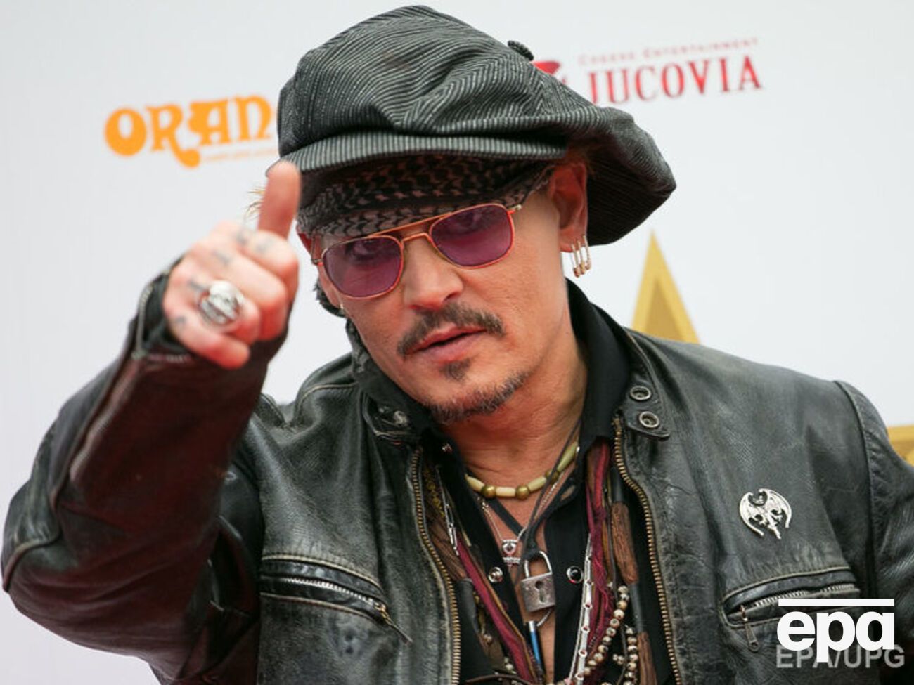 Депп судиться з компанією Management Group, яка займалася управлінням його фінансами