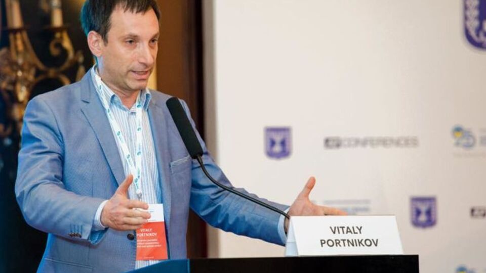 Портников: НАТО воспринимается как "зонтик", наличие которого не дало бы России возможности оккупировать Крым и Донбасс. Здесь поведение украинского гражданина определяется пословицей "задним умом крепок"