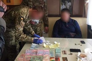 Помощник-консультант и посредник задержаны