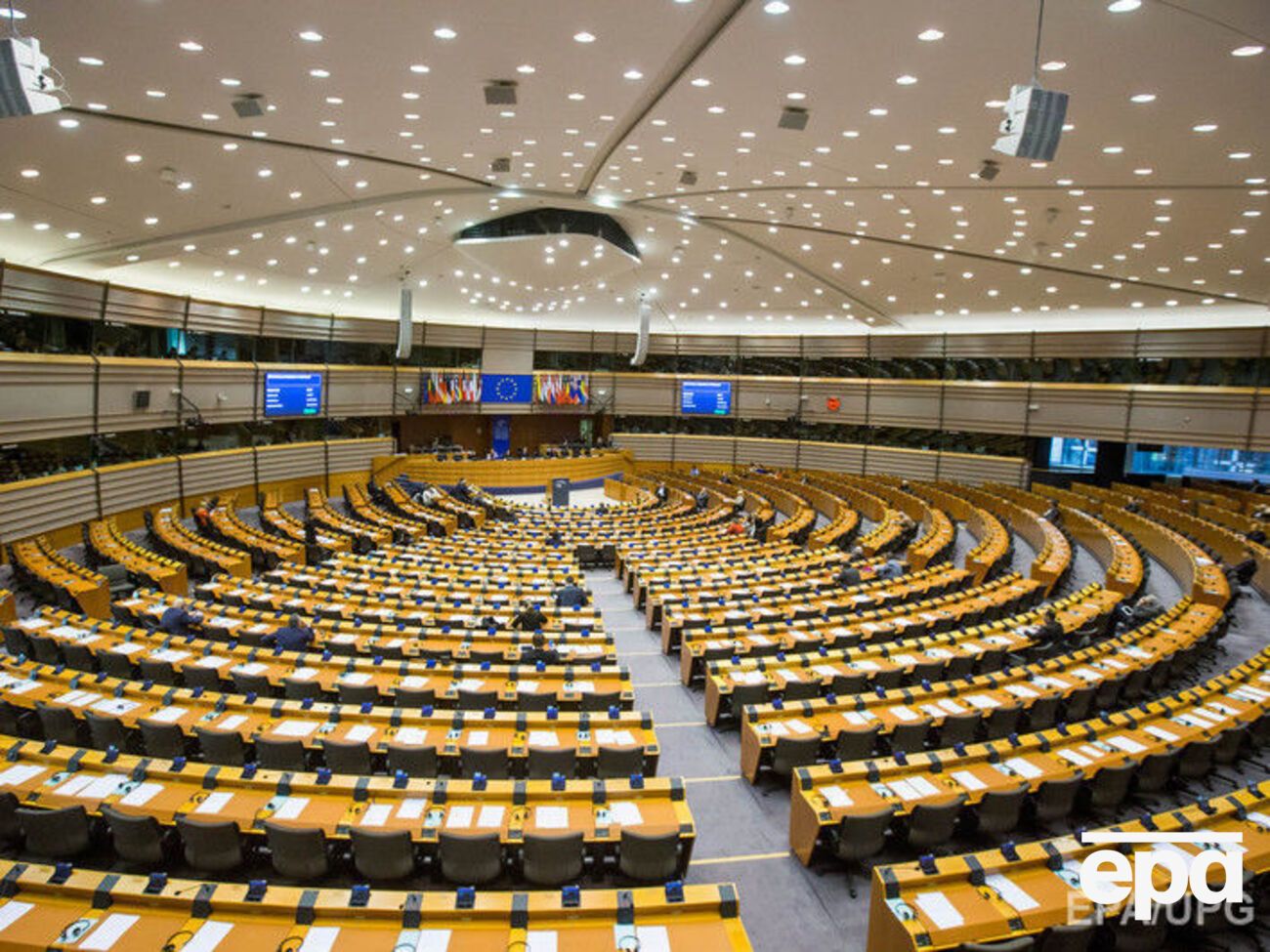 Депутаты Европарламента призвали Могерини "безотлагательно вмешаться", чтобы режим прекращения огня соблюдался, а Россия полностью придерживалась Минских соглашений"