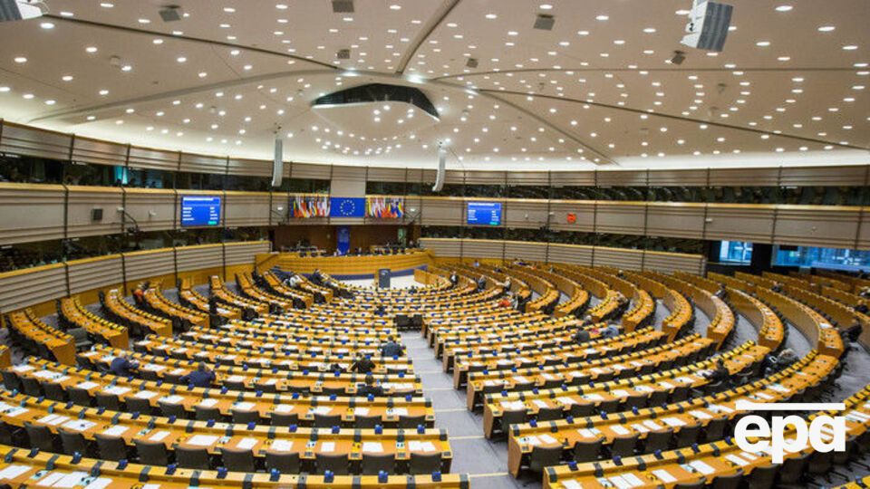 Депутаты Европарламента призвали Могерини "безотлагательно вмешаться", чтобы режим прекращения огня соблюдался, а Россия полностью придерживалась Минских соглашений"