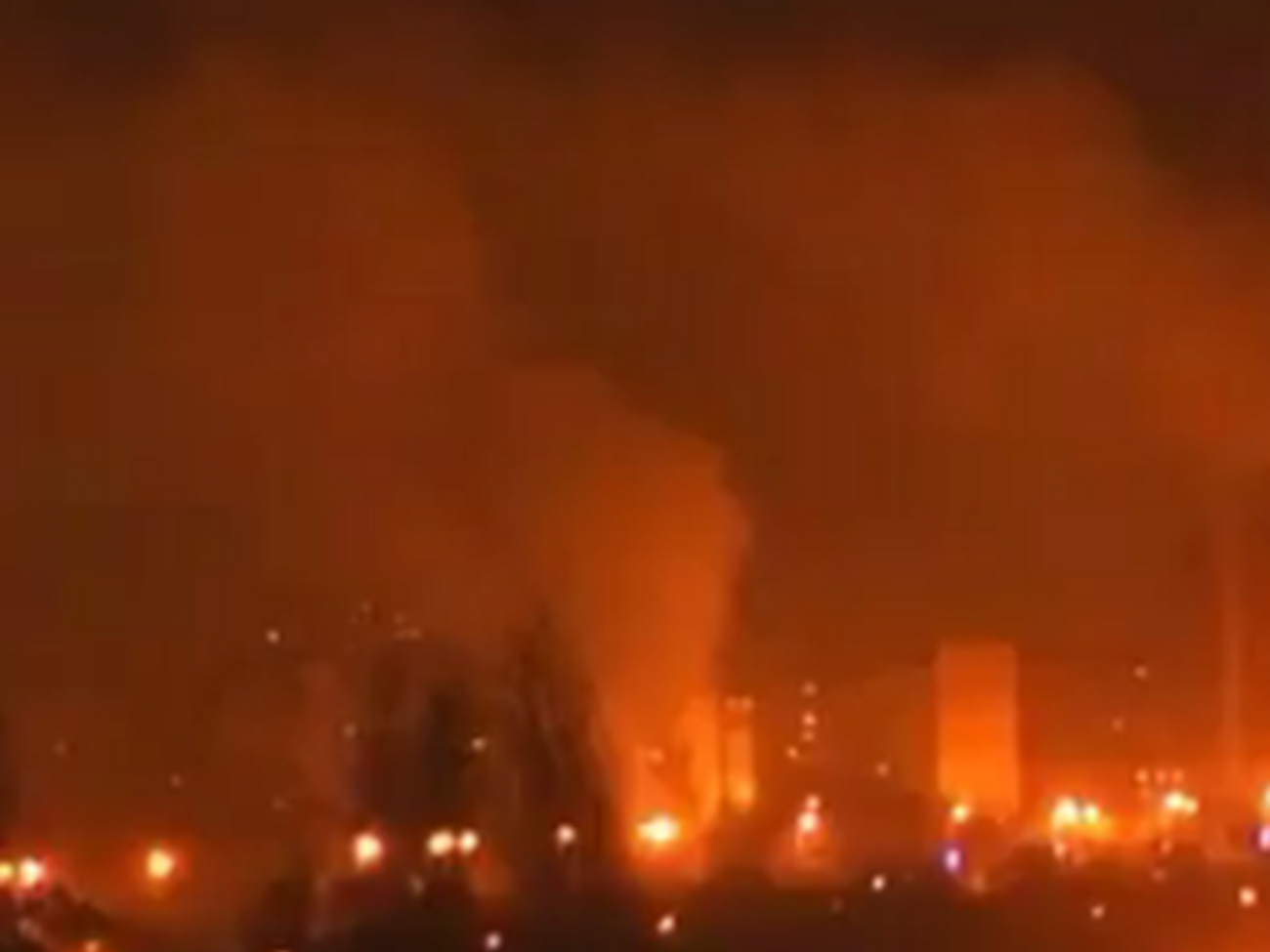 Пользователи соцсетей рассказывают о мощном взрыве в Донецке