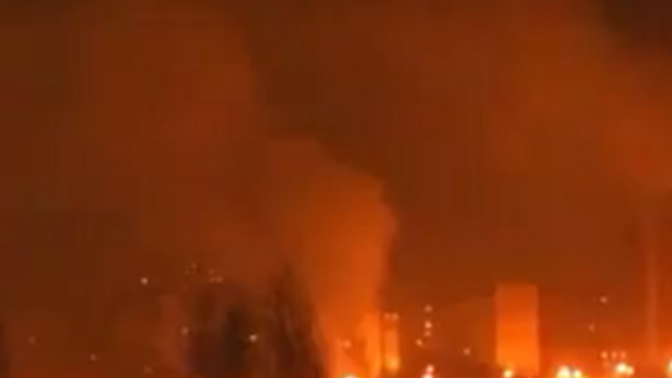 Користувачі соцмереж розповідають про потужний вибух у Донецьку